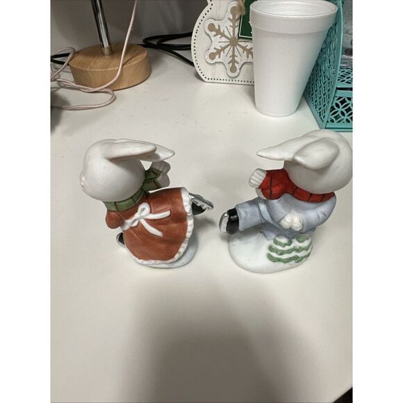 Vtg Homco Winter Figurines Bunny Rabbits Girl and Boy Ice Skating Skates 5305 - Picture 2 of 3